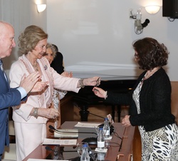 Doña Sofía durante el acto de entrega de 8 esculturas de Onieva a los trabajadores y pacientes de la Fundación homenajeados